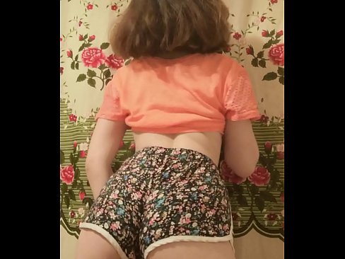 ❤️ מותק צעיר סקסי פושט את המכנסיים הקצרים במצלמה ❤ סופר-סקס אצלנו ❤